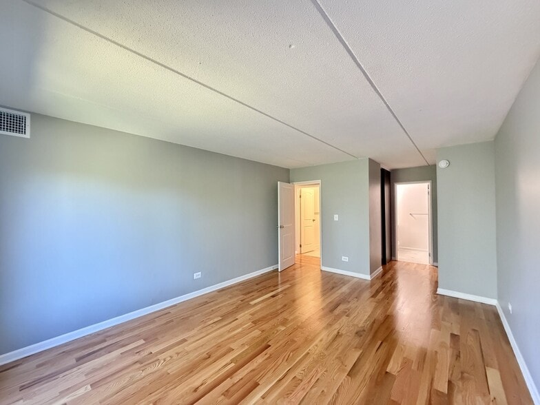 Building Photo - 525 N Quentin Rd