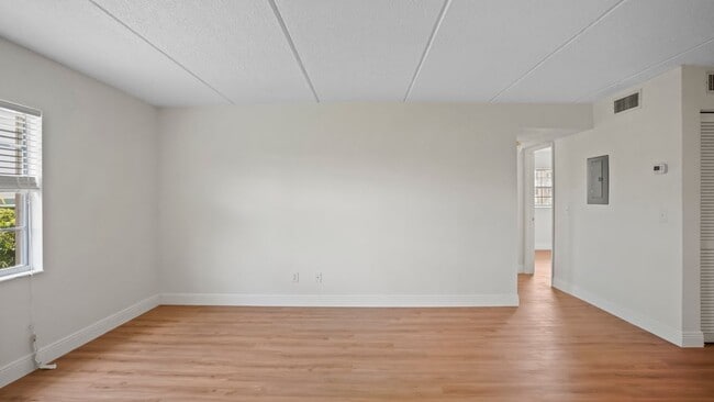 Building Photo - 1100 E Caroline St