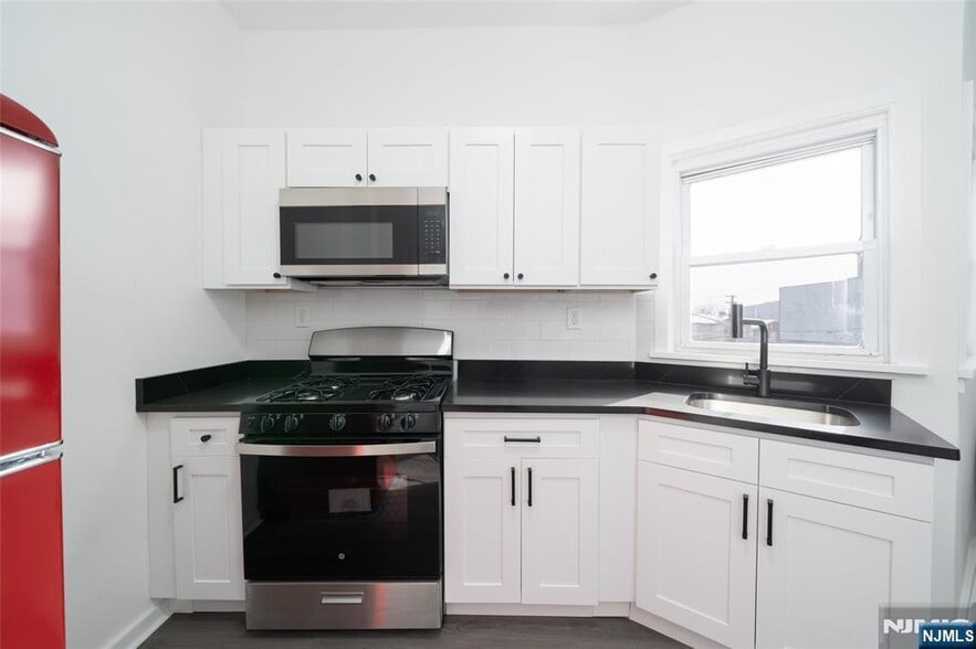 Building Photo - 10 McDougall St