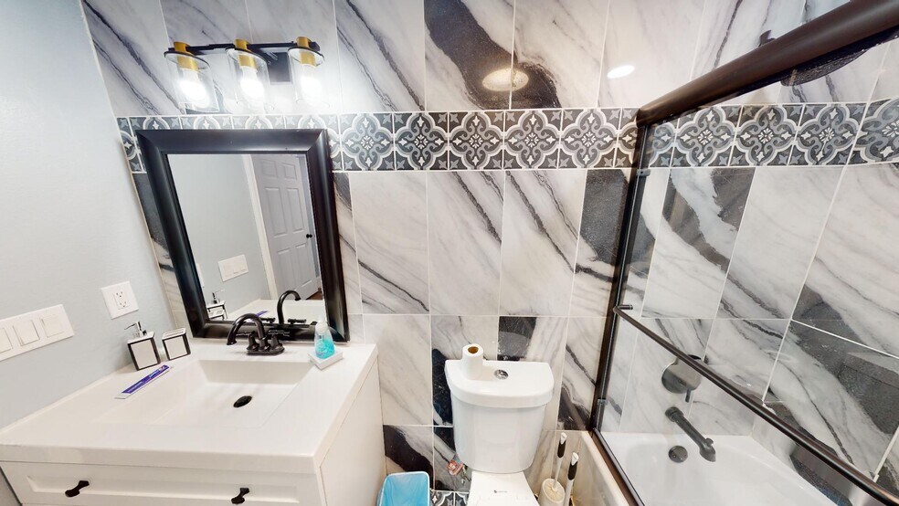 Building Photo - 21 Woodmere Ct