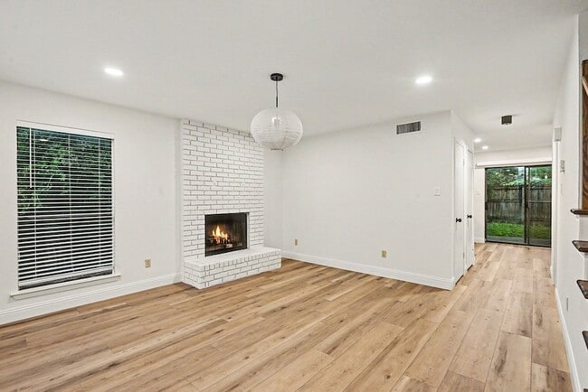Building Photo - 2101 Mistletoe Ave