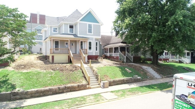 Building Photo - 4BR in Fort Sanders with Parking! | Walk t...