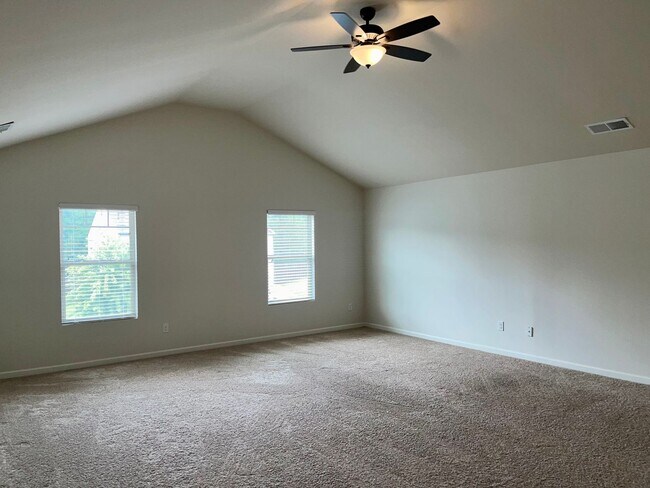 Building Photo - Spacious, Immaculate 4 Bed/2.5 Bath Home i...