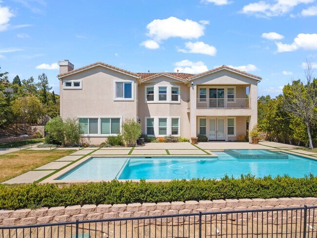 Building Photo - Exquisite Luxury Living in the Moorpark Co...