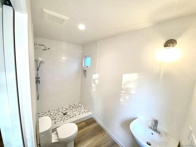 Building Photo - 1305 Blue Sky Dr