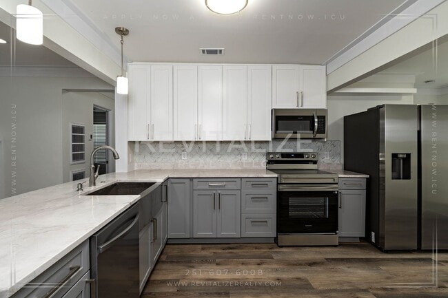 Building Photo - Gorgeous Spring Hill Home!