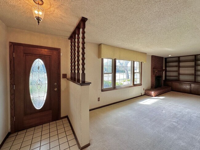 Building Photo - 3 Bedroom