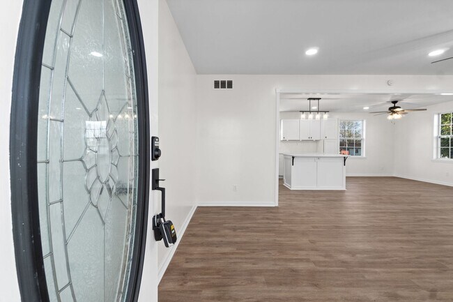 Building Photo - Pet Friendly Renovated Three Bedroom with Basement!