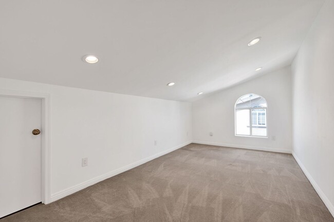 Building Photo - 552 N Madison Ave
