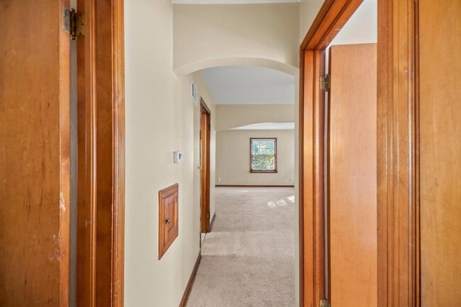 Building Photo - 1700 E Menlo Blvd