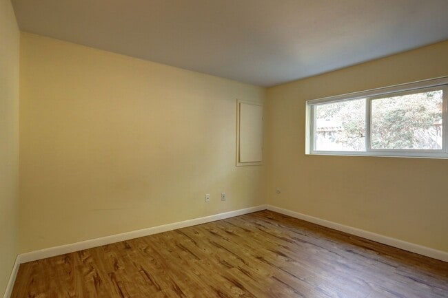 Building Photo - Lovely 4BR 1.75BA Bellevue Tri-Level Home