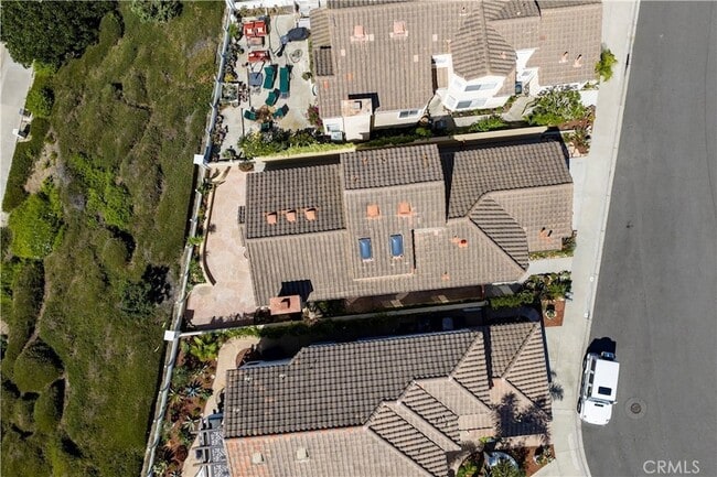 Building Photo - 11 Reina