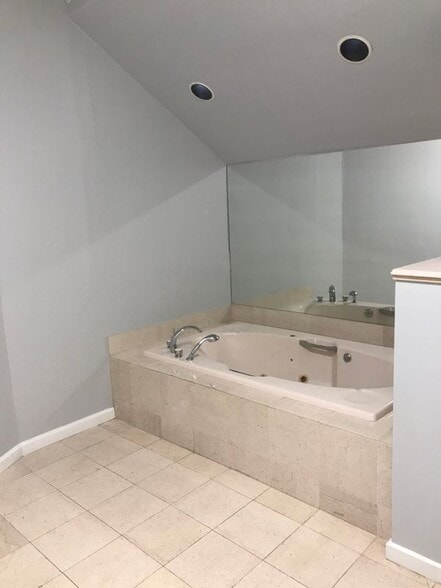 Building Photo - 464 Pratt St Ext