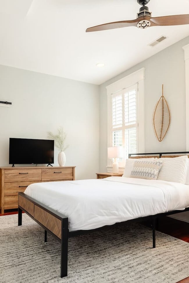 Building Photo - 1354 Broadway-SI ID1056136P