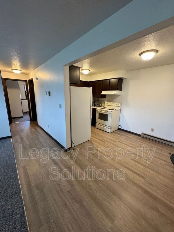 Primary Photo - 206 1st St