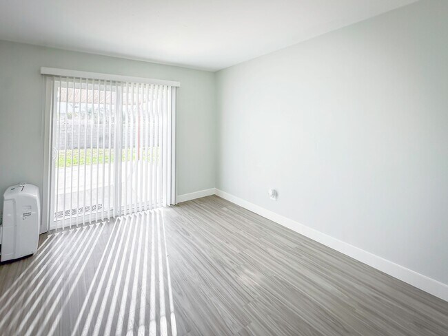 Building Photo - CUTE CONDO IN A DUPLEX W/ LARGE BACKYARD AVAILABLE FOR RENT!