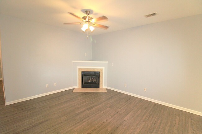 Building Photo - Move-in Ready Townhome!!