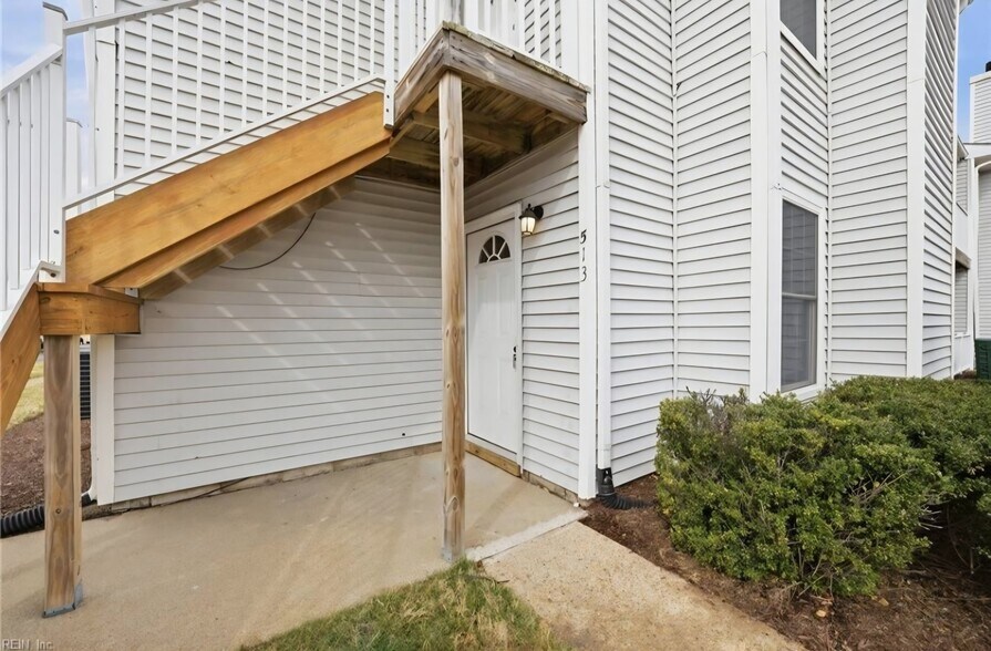 Building Photo - 513 Peak Ct