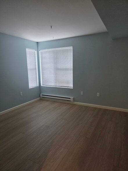 Building Photo - 4343 Roosevelt Way NE