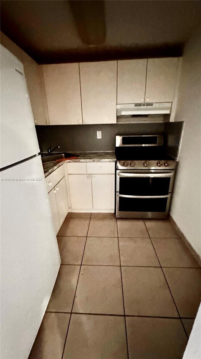 Building Photo - 666 W 81st St