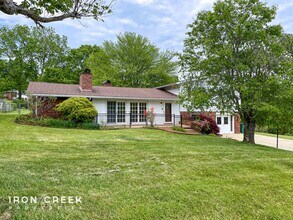 Building Photo - Spacious Three-Bedroom on a Beautiful Lot ...