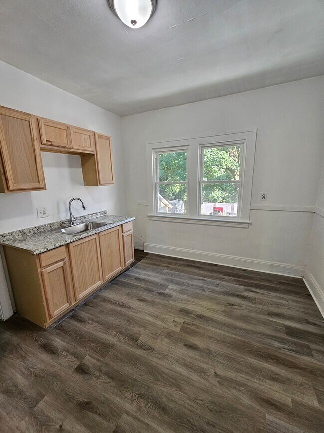 Building Photo - Newly Updated 2 Bedroom Unit