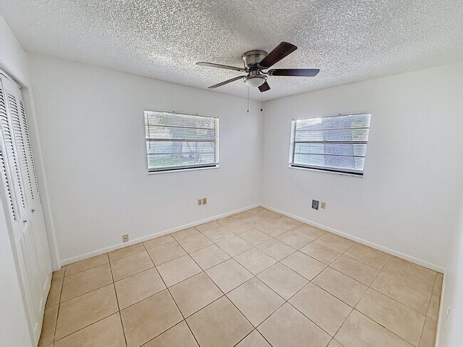 Building Photo - Lovely 2 bedroom 1 bath!