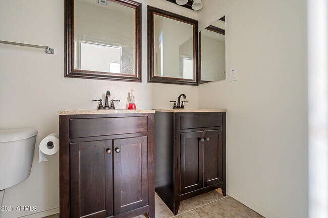 Building Photo - 2669 E Bellerive Dr