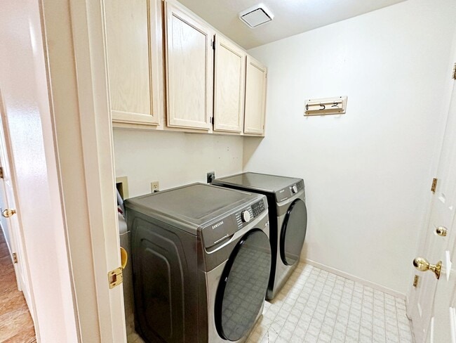 Building Photo - 1 MONTH FREE!!! 2 BEDROOM SINGLE STORY TOWNHOME 55+ COMMUNITY