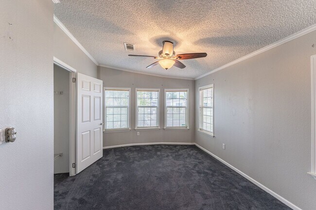 Building Photo - Florida living at its finest! 3/2 with a c...