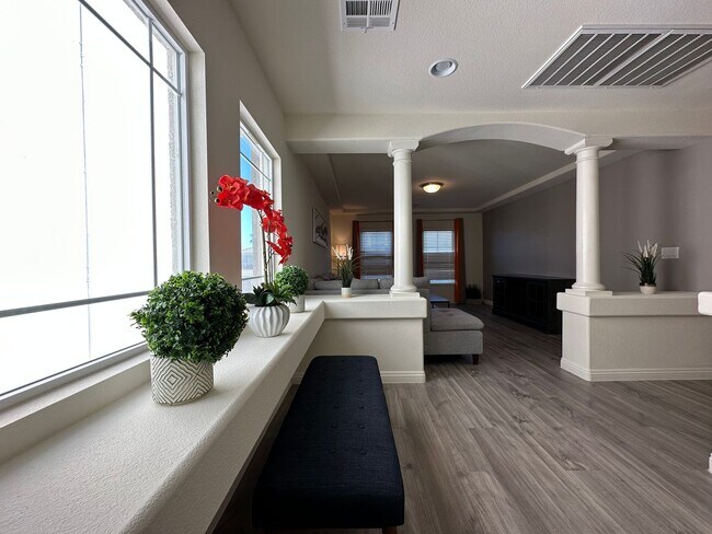 Building Photo - 4Bdrm/2.5bath Single Family Home - Fully Furnished
