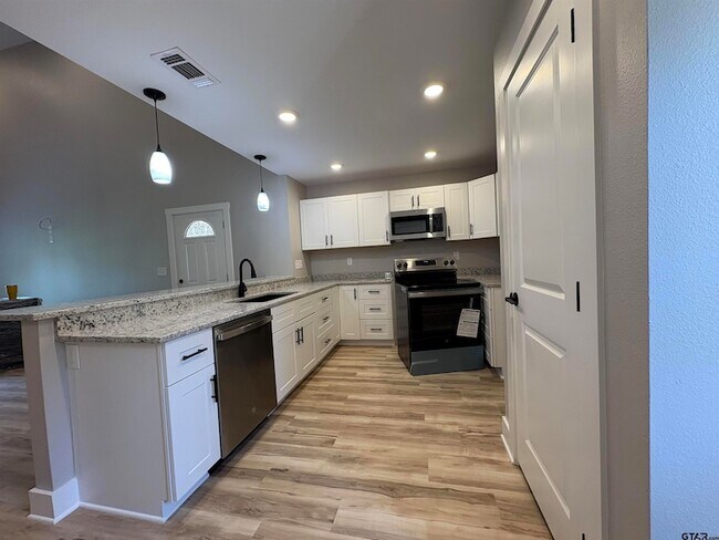 Building Photo - 305 Post Oak Dr