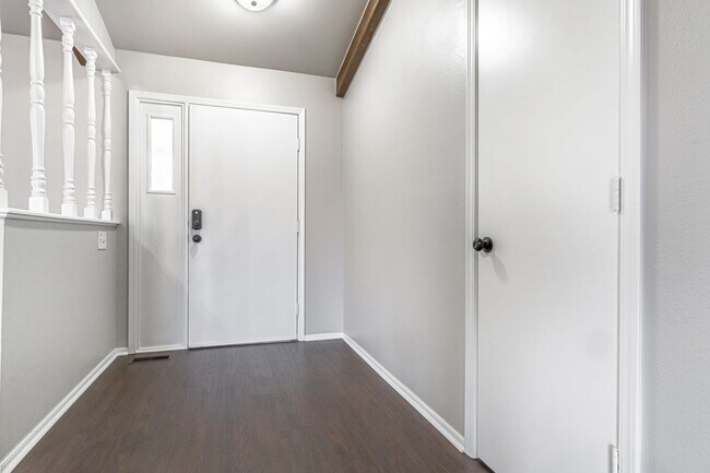 Building Photo - Beautiful home in an established neighborhood with a new roof is waiting for you!