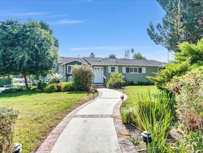 Building Photo - Welcome to this charming 3-bedroom, 2-bath...