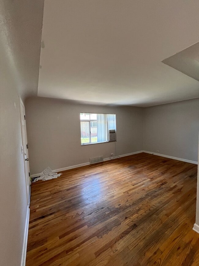 Building Photo - 2-Bed 1-Bath Duplex In Denver's University...