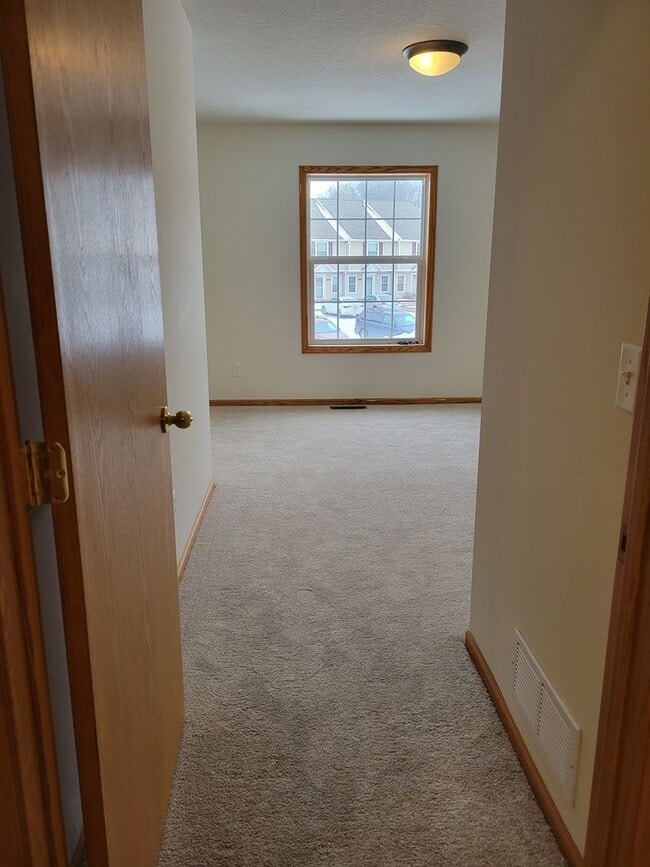 Building Photo - 2 Level Townhouse