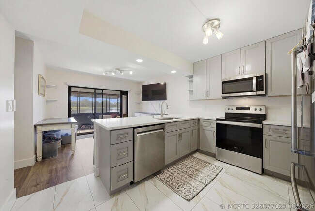 Building Photo - 11014 SW 15th Manor