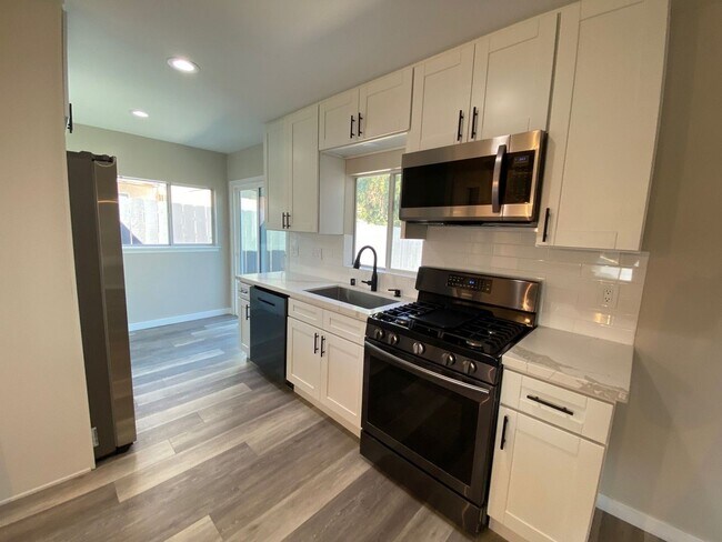 Building Photo - 4BD/2BA, Remodeled Kitchen! Newer Floors!