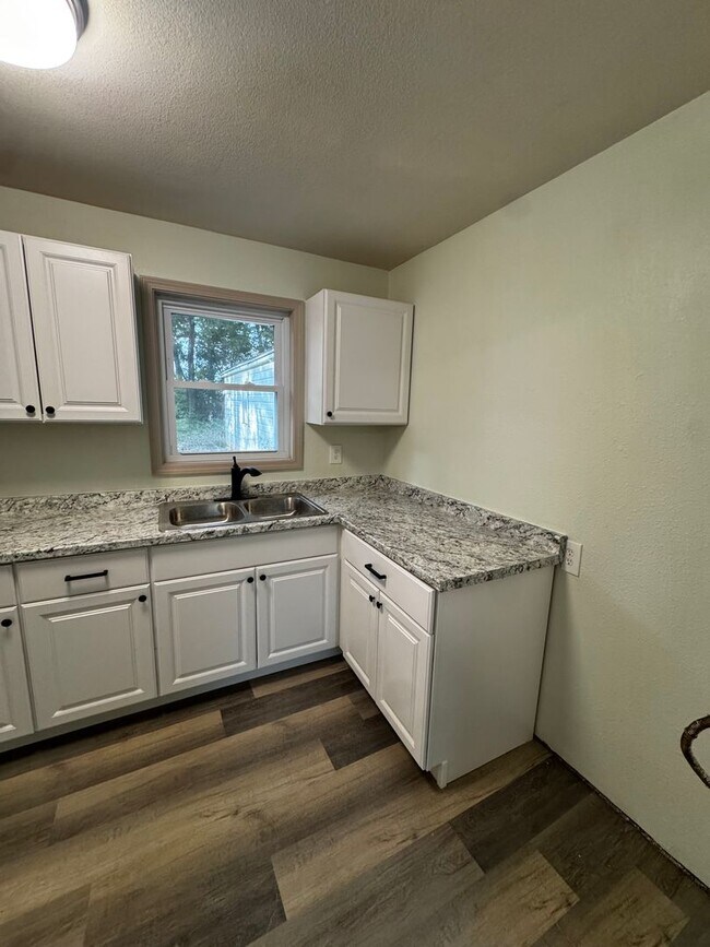 Building Photo - 105 SW Sanneman Dr