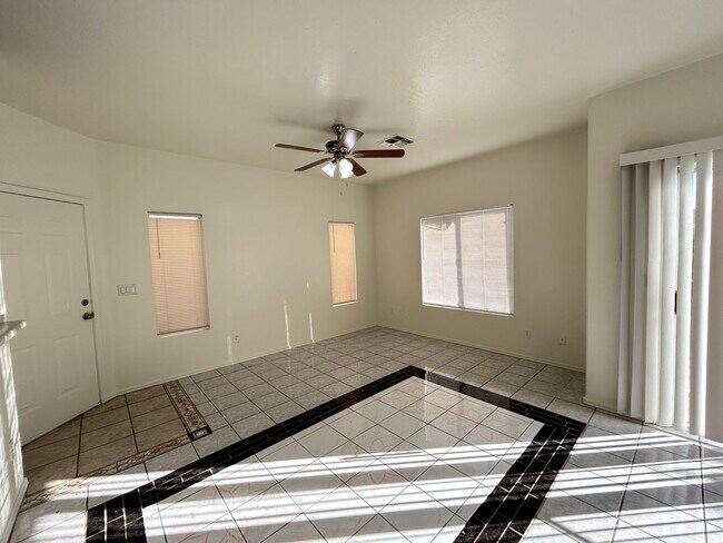 Building Photo - Brand new paint and carpet! 3 Bedroom 2 1/2 Bathroom, Close to Grand Canyon University