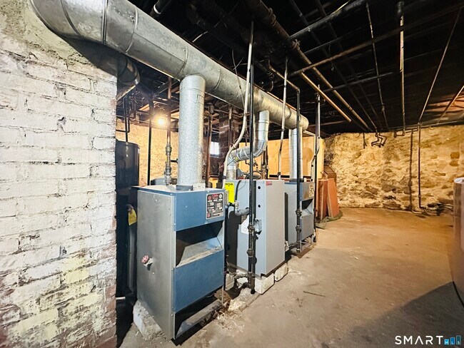 Building Photo - 133 Quaker Ln S