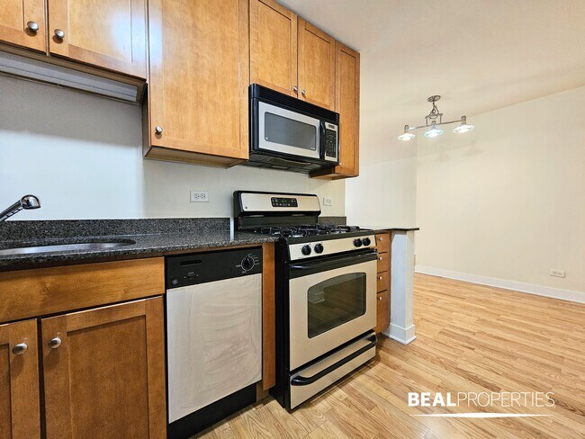 Building Photo - 625 W Wrightwood Ave