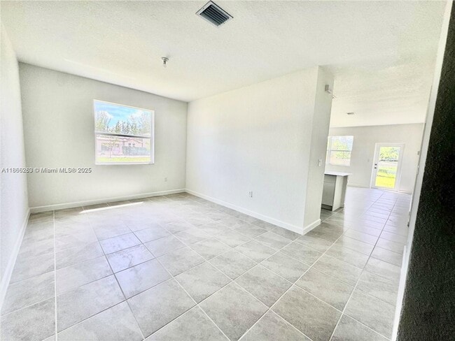 Building Photo - 2990 SE 23rd Ave