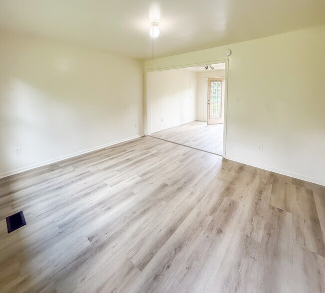 Building Photo - 520 Lancaster Creek Dr
