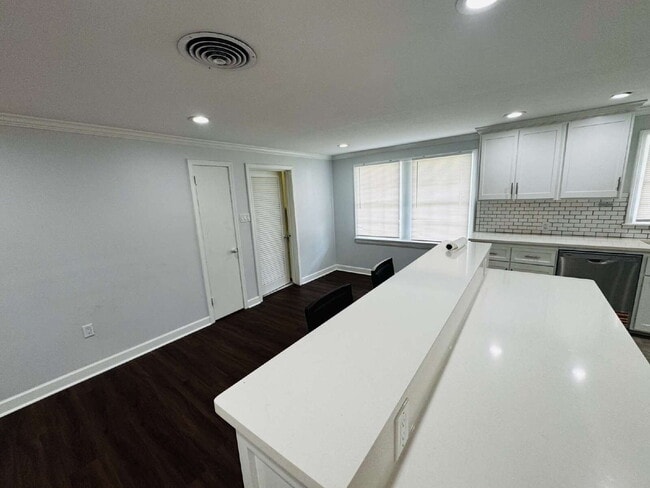 Building Photo - 3BR/2BA Cottage-Style Home, offering timeless character for Lease