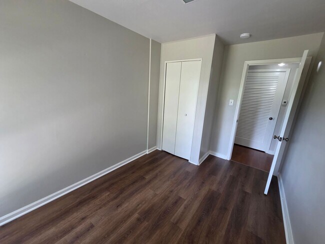 Building Photo - Lovely 3 bedroom 1 bath with spacious kitchen and tons of natural light!