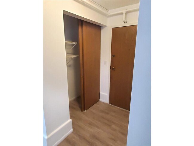 Building Photo - 215 Linden Ave W