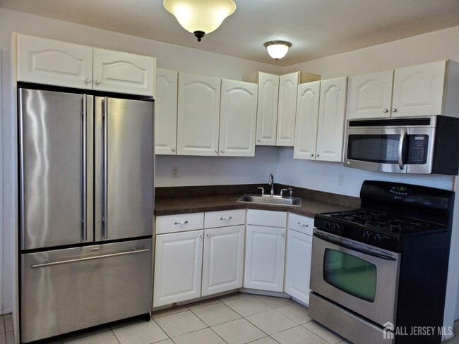 Building Photo - 225 College Dr