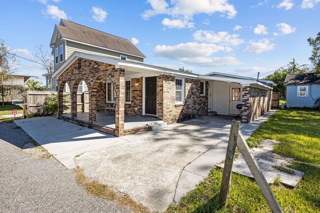 Building Photo - Charming Single-Family Home