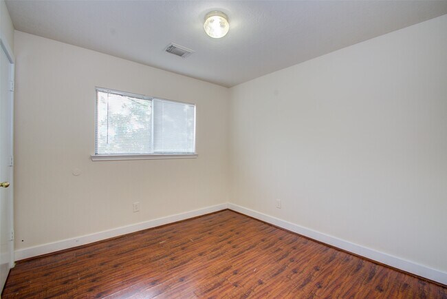 Building Photo - 15850 E Park Ct